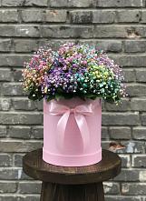 Цветочная композиция из Гипсофила и Розы в шляпной коробке в Дегтярске