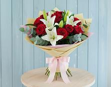 Букет цветов из:  Лилии и Розы в Дегтярске