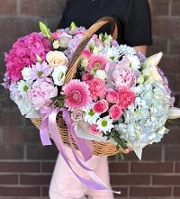 Цветочная композиция из Розы, Хризантемы, Пионы и Лизиантусы в корзине в Дегтярске