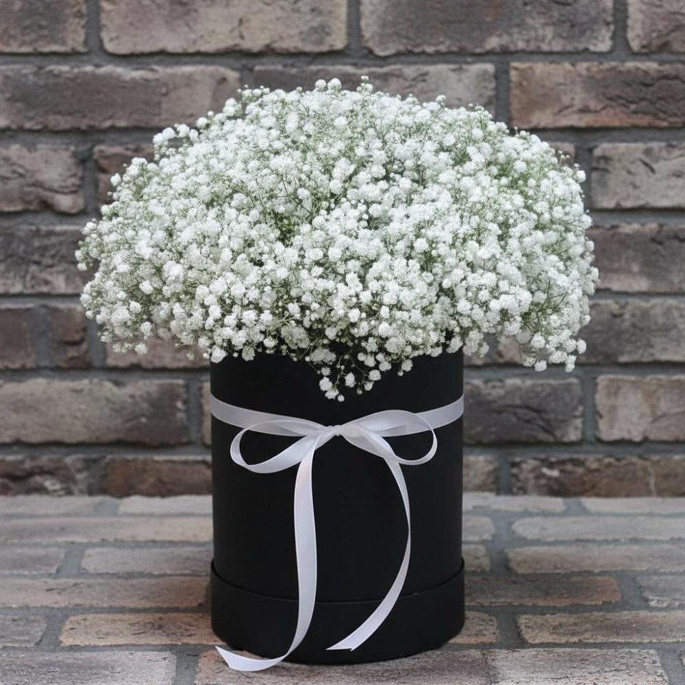 Цветочная композиция из Гипсофила в шляпной коробке в Дегтярске