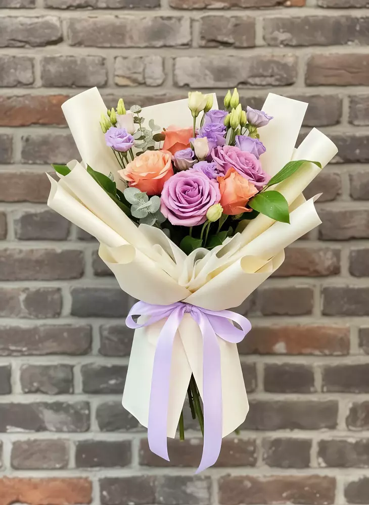 Букет цветов из: Лизиантусы и Розы в Дегтярске