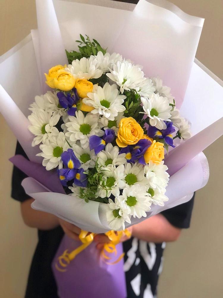 Букет цветов из: Ирисы, Хризантемы и Розы в Дегтярске