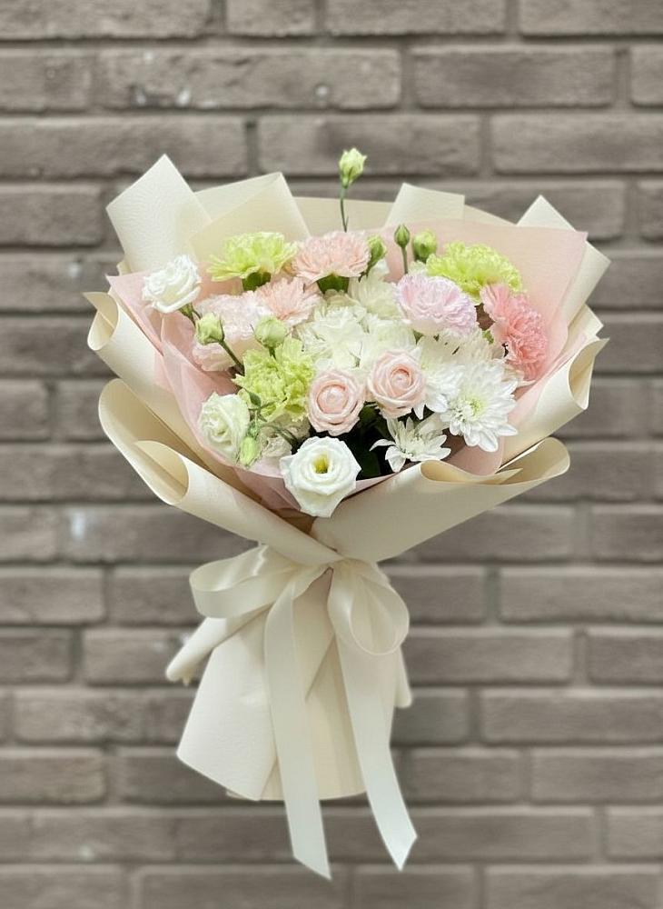 Букет цветов из: Гвоздики, Розы, Лизиантусы и Хризантемы в Дегтярске