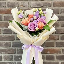 Букет цветов из:  Лизиантусы и Розы в Дегтярске