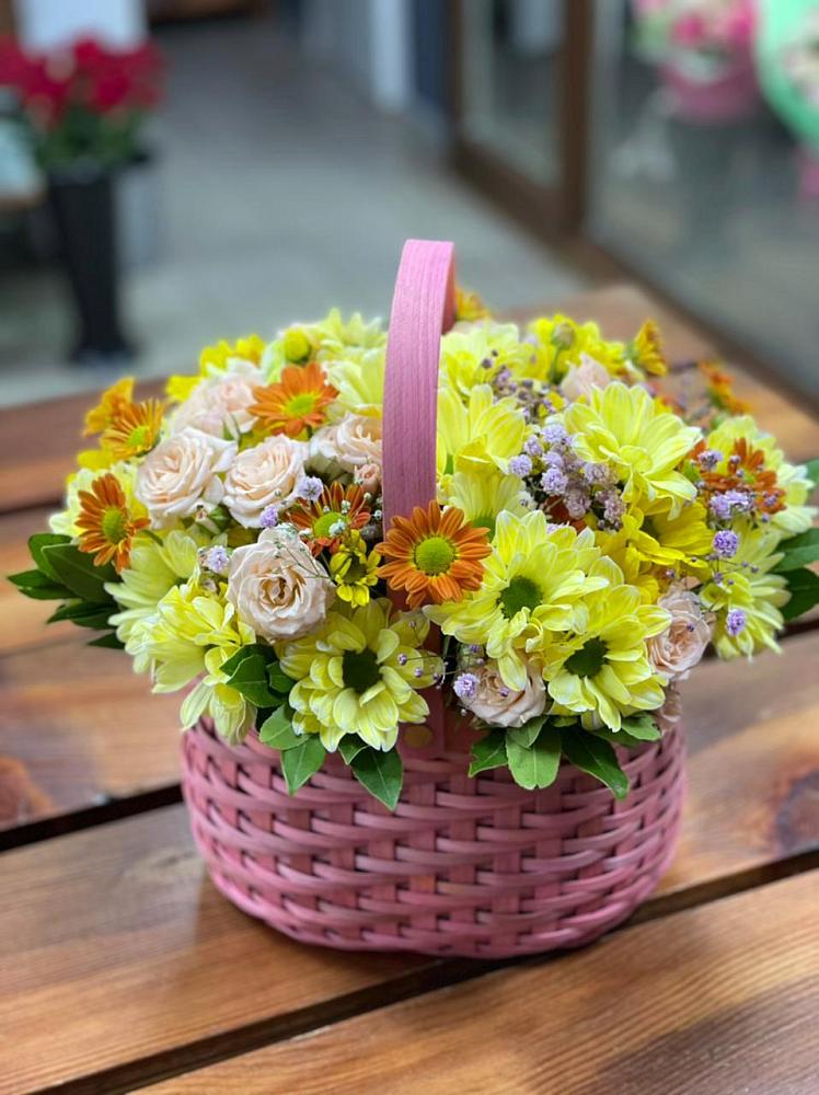 Цветочная композиция из Хризантемы и Розы в корзине в Дегтярске