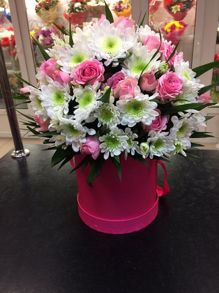 Цветочная композиция из Розы и Хризантемы в шляпной коробке в Дегтярске