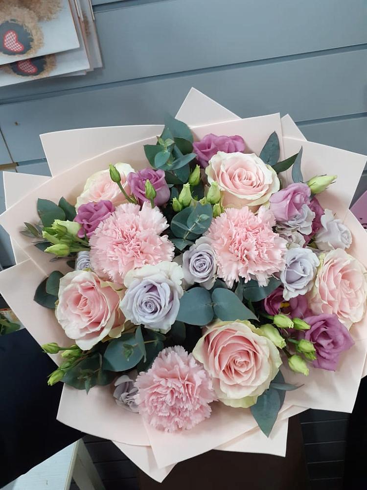 Букет цветов из: Розы, Гвоздики и Лизиантусы в Дегтярске