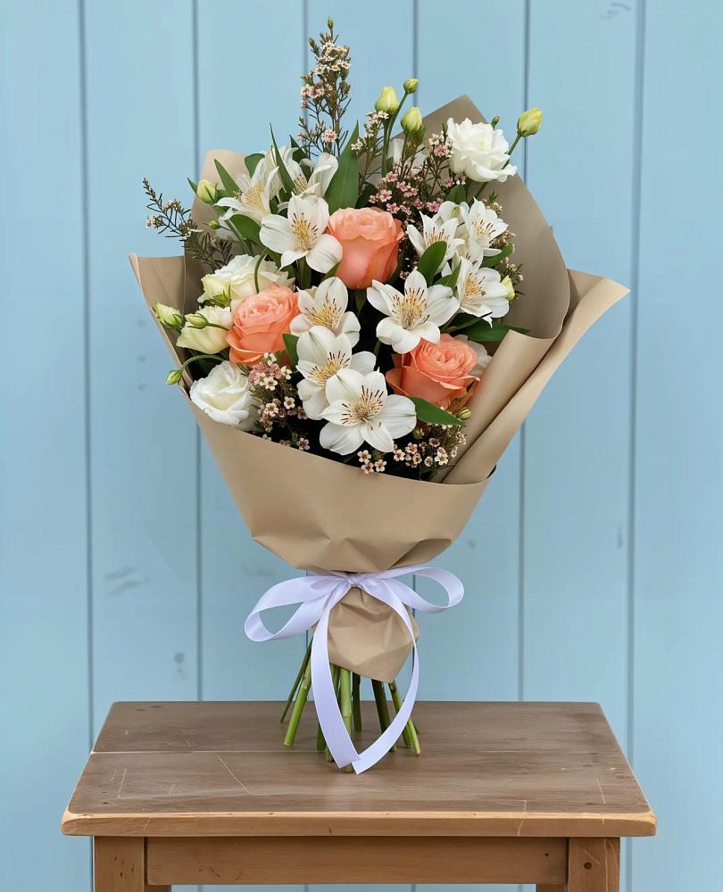 Букет цветов из: Альстромерии, Лизиантусы, Розы и Хризантемы в Дегтярске