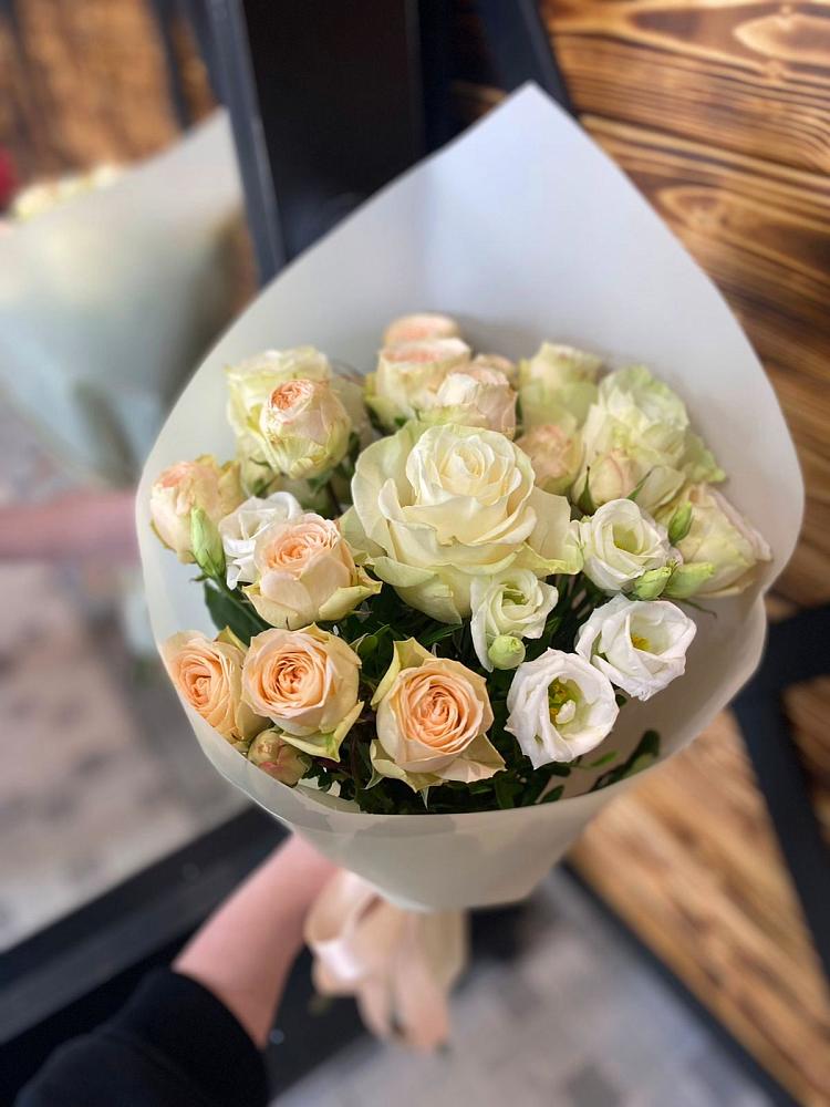 Букет цветов из: Розы и Лизиантусы в Дегтярске